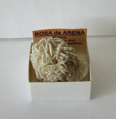Cristal mineral beige claro em caixa branca com etiqueta 'ROSA de ARENA'