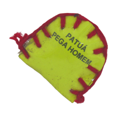 Patuá amarelo com texto preto e bordas vermelhas