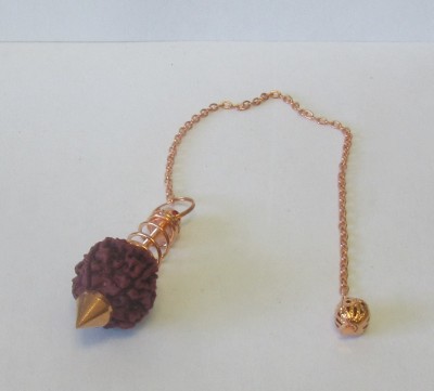 Pêndulo de radiestesia dourado com esfera castanha