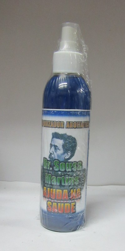 Frasco azul com pulverizador e rótulo com texto e imagem de homem