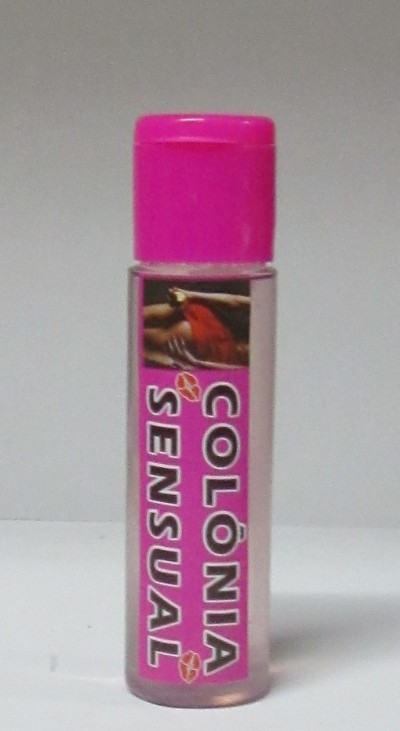 Frasco de colónia com tampa rosa e rótulo rosa com texto sensuais