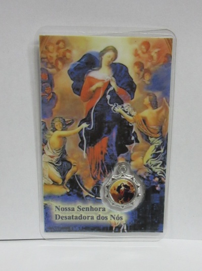 Medalha religiosa de Nossa Senhora Desatadora dos Nós com cartão ilustrado