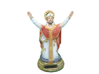 Estátua de São Cipriano com braços abertos em resina pintada.
