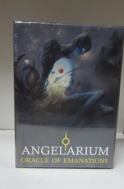Caixa de baralho Angelarium Oracle of Emanations com figura humana azul futurista