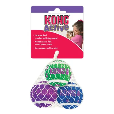 Três bolas de brinquedo para cães KONG Active em rede branca com cartão informativo colorido