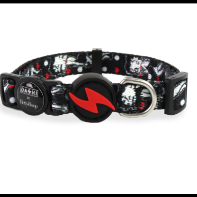 Coleira preta para animal com caveiras brancas e corações vermelhos e fecho preto com símbolo de raio vermelho