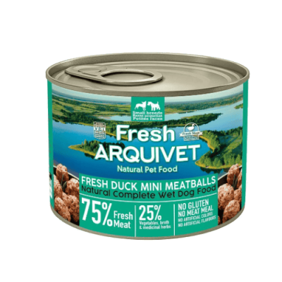 Lata de comida húmida para cães com rótulo verde mostrando almôndegas de pato e texto informativo