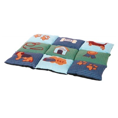 Almofada colorida para cães com padrões e imagens de cães, patinhas, trela, casa, osso e medalha.