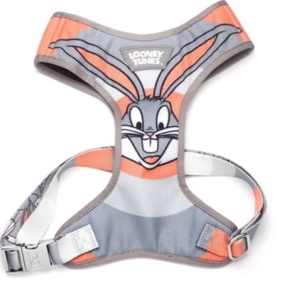 Peitoral para cão com imagem do Bugs Bunny dos Looney Tunes em tecido cinza, laranja e branco