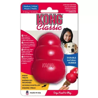 Brinquedo para cães KONG Classic médio em borracha vermelha, embalagem com texto e foto de rapariga com cão