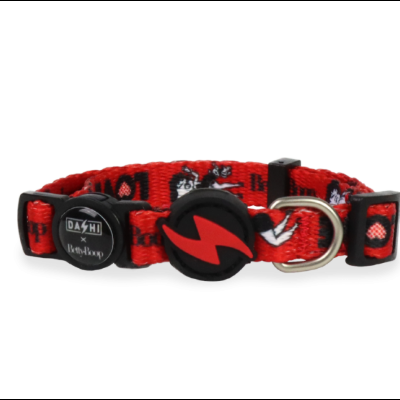Coleira vermelha com padrão de cães e texto, fecho preto e argola metálica