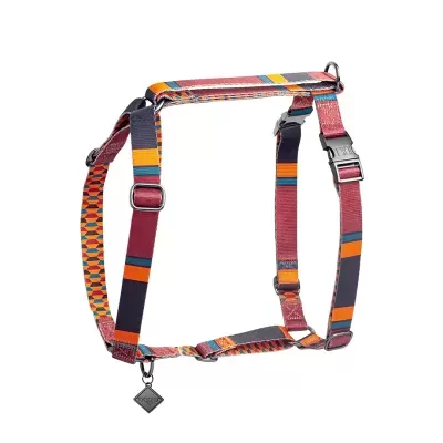 Peitoral colorido para cão com padrão geométrico e pendente metálico