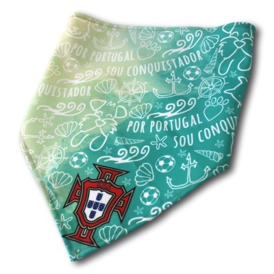 Máscara facial azul-verde com desenhos brancos e escudo F.P.F.