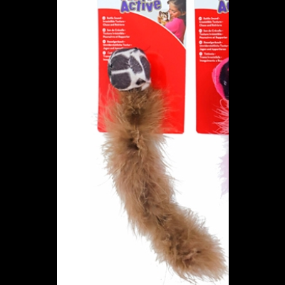 Brinquedo KONG Active com bola preta e branca e cauda castanha em embalagem de cartão.