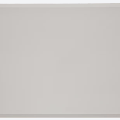 tapete retangular cinza claro com textura de pegadas no canto