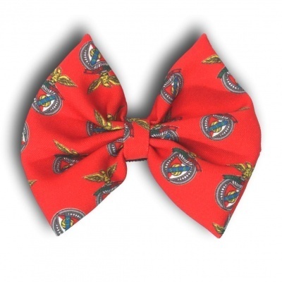 Laço vermelho com padrão circular colorido e detalhes dourados