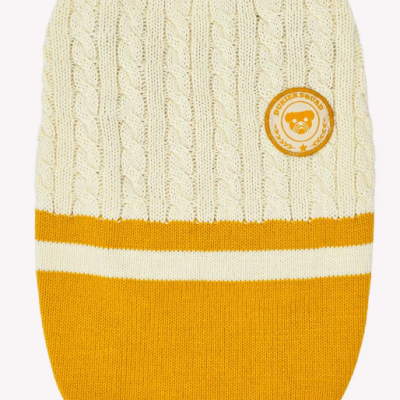 Camisola de malha para cão amarelo e branco com padrão de tranças e emblema redondo