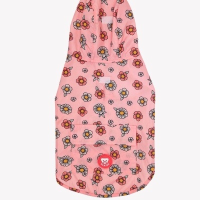 Roupa para cão rosa com flores e capuz.