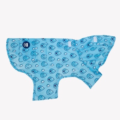 Capa azul para cachorro com padrão de gotas de água sorridentes