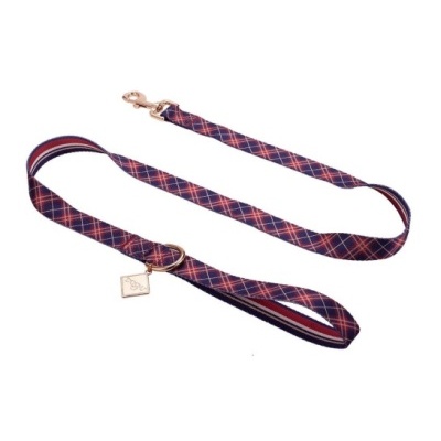 Trela para cão xadrez azul e vermelho com acessórios dourados.