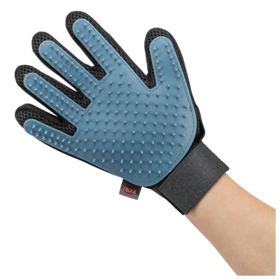 Luva de escovagem preta e azul com pontos de silicone e fecho de velcro, segurando uma mão