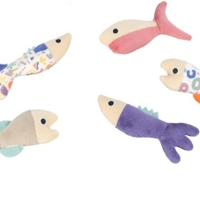 Peluches coloridos em forma de peixes sobre fundo branco