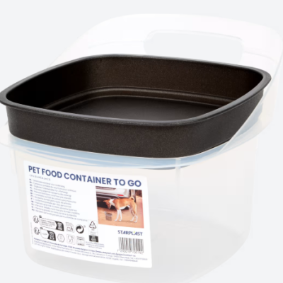 Recipiente transparente para comida de animais com tampa preta e etiqueta visível