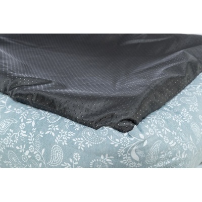 Cama para animal azul claro com padrão floral branco e capa preta perfurada