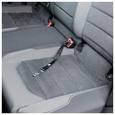 Banco traseiro de carro cinzento com cinta de segurança preta