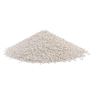 Grãos brancos pequenos em montanha sobre fundo branco