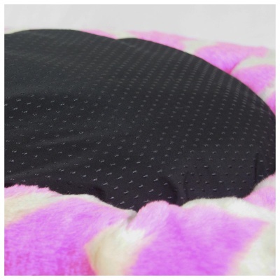 Almofada redonda com superfície preta antiderrapante e borda lilás e branca felpuda