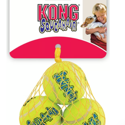 Bolas de cão KONG Squeakair amarelas em rede com cartão vermelho e branco com texto e imagem de criança com cão