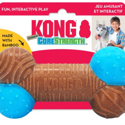 Brinquedo para cães KONG CoreStrength em forma de osso com partes marrons e azuis na embalagem.
