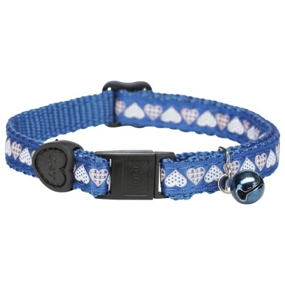 Coleira azul para gato com padrão de corações, fecho preto e sino azul