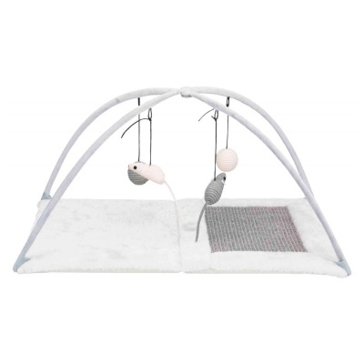 Tapete de atividade para pets branco com arcos cinzentos e brinquedos pendurados em prateleira branca.