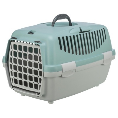 Transportadora para animais em plástico verde claro e cinza com portas de grade e pega preta.