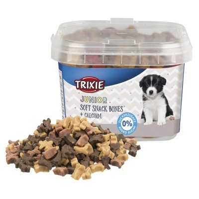 Snacks para cães em forma de ossos em embalagem plástica com rótulo azul e branco com cachorro