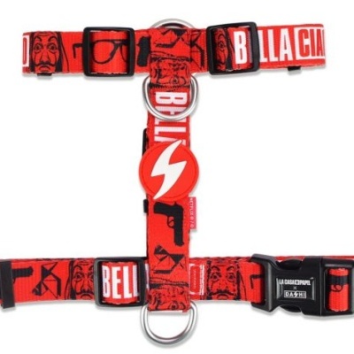 Peitoral vermelho para animal com desenhos pretos e texto La Casa De Papel