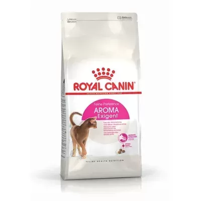 Pacote branco de ração Royal Canin para gatos com texto vermelho e rosa e imagem de gato castanho