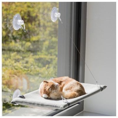 Rede suspensa cinzenta para gatos numa janela com um gato a dormir