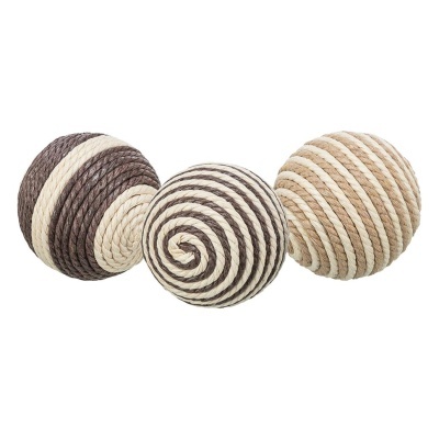 Três bolas decorativas de corda em castanho, bege e branco