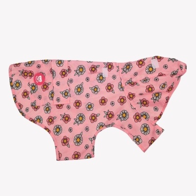 Roupa para cão rosa com padrão floral e botão vermelho GUNNER