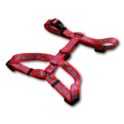 Arnês vermelho para cão com texto SL BENFICA e logótipo repetidos.