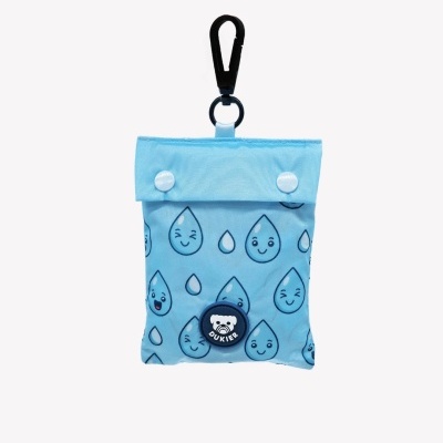 Bolsa azul clara com gotas de água sorridentes e mosquetão preto