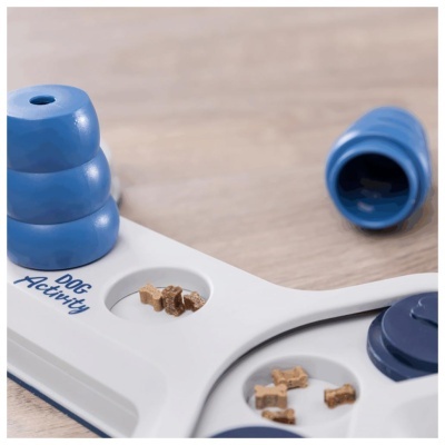 Tabuleiro interativo para cães com peças azuis e petiscos