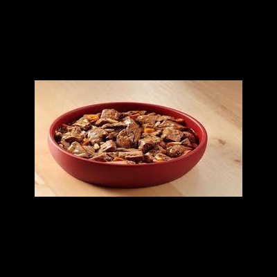 Tigela vermelha com pedaços de carne e legumes