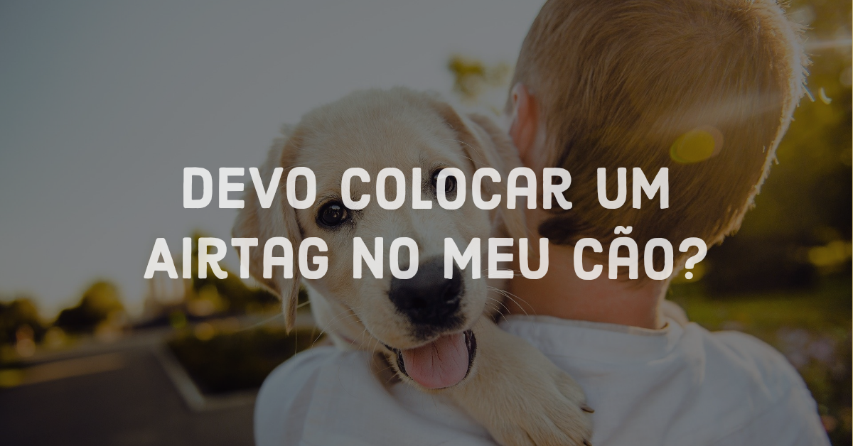 Homem de costas segurando cão creme com texto sobreposto branco