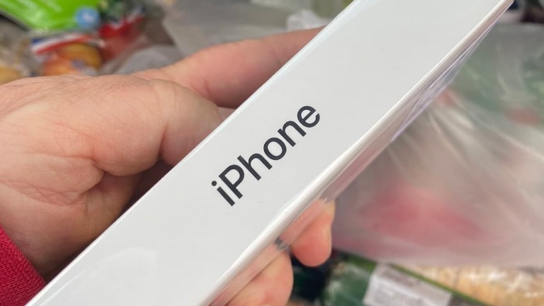 Caixa branca de iPhone com texto 'iPhone' na lateral