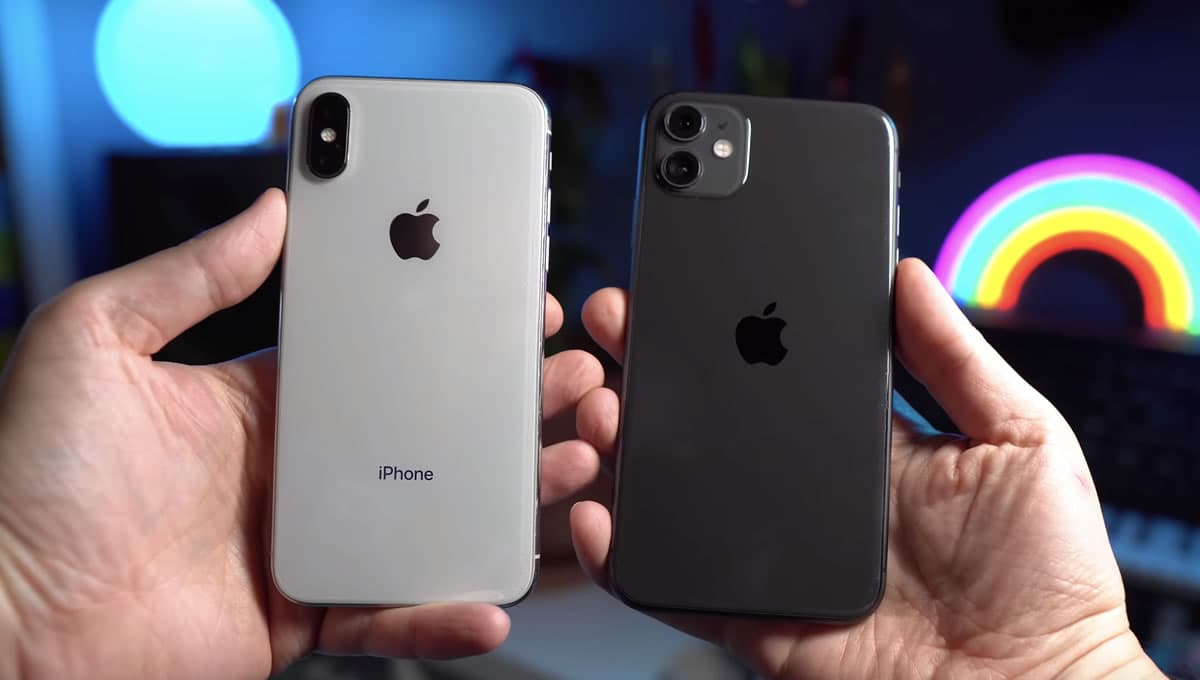 Dois iPhones em mãos com fundo colorido e iluminação azul