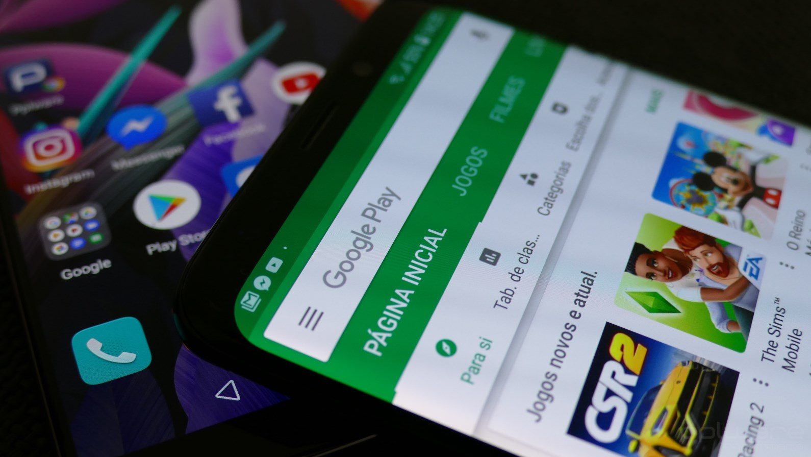Smartphone aberto na Google Play com jogos e ícones coloridos de aplicações no fundo